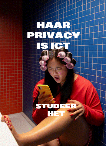 Gif animatie van vrouw in badkamer die verschrikt op haar telefoon kijkt.