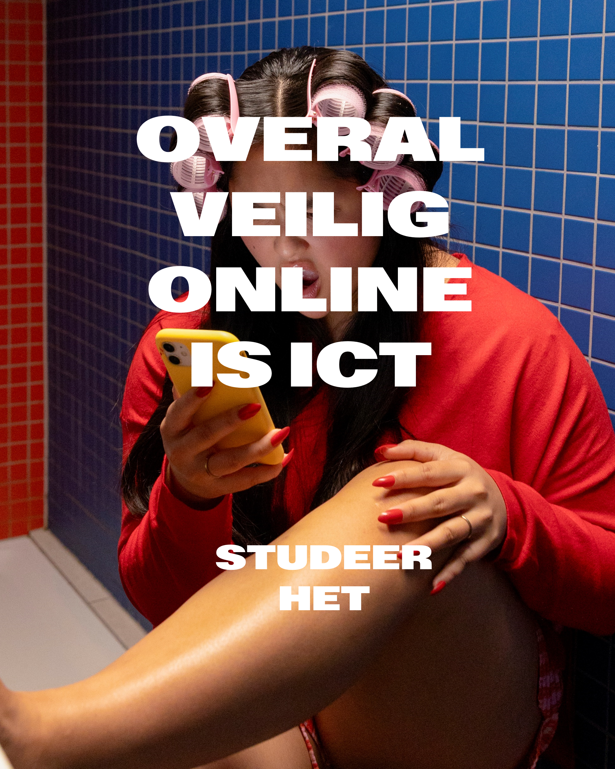 foto van verschrikte vrouw in de badkamer die op haar telefoon ziet dat ze gehackt is.