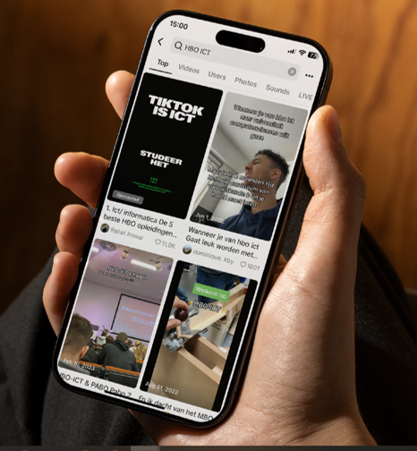 Foto van mobiele telefoon met social apps erop